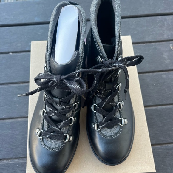 Clarks Boots Women's 9.5 Black Hiking Lace Up cushion comfort store display - Picture 3 of 15